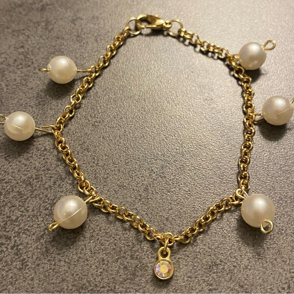 Elegant Gold Pearl Charm Bracelet
